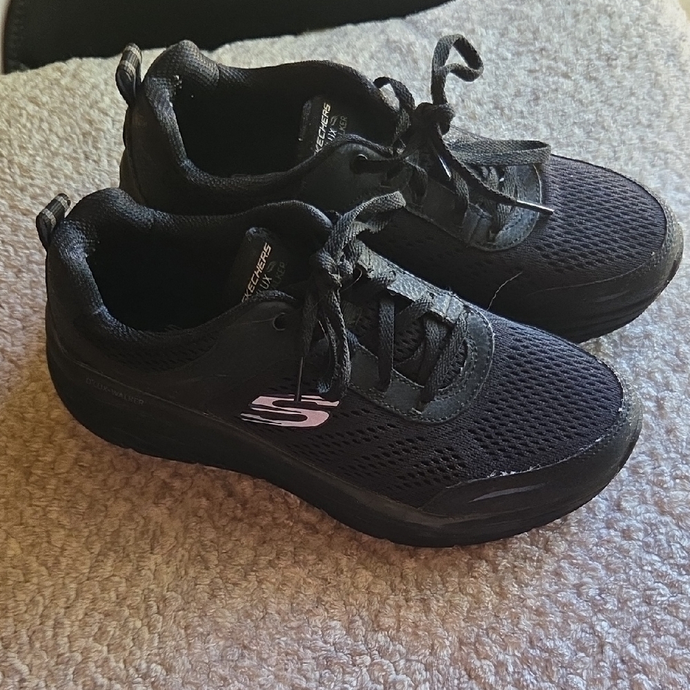 Skechers Black Mesh Sneakers. D'LUX Walker. Women's Size 8.5.